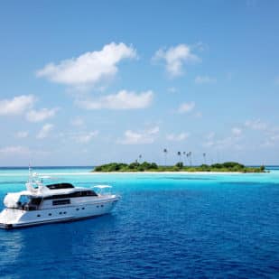 croisière plongée, bateau près d'un atoll aux maldives