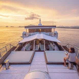 Pont pendant un couché de soleil d'un bateau de croisière de plongée