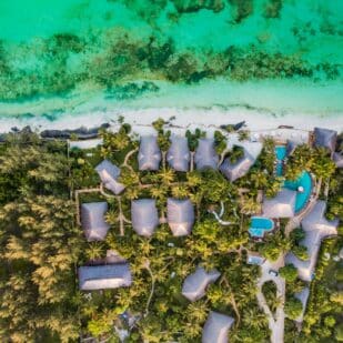 Vue du ciel d'un écolodge à Zanzibar
